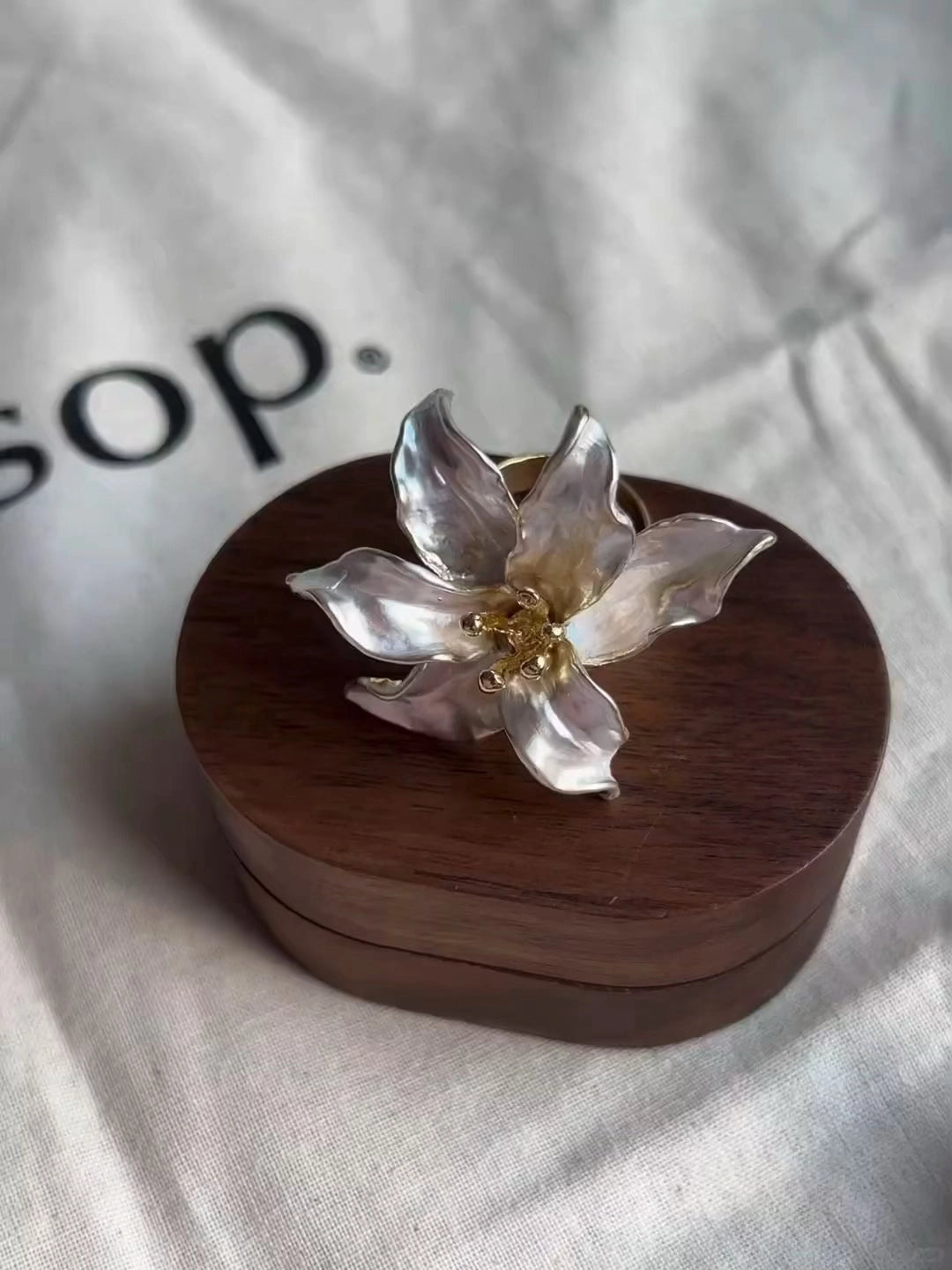 Contrasting Flower Ring [BF9ZLP0R]