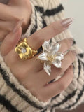 Contrasting Flower Ring [C04VRHYA]