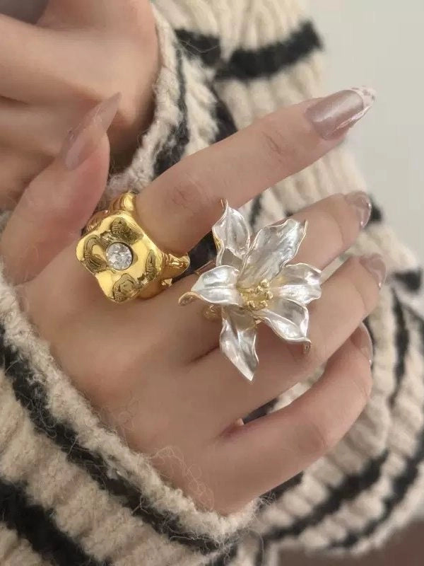 Contrasting Flower Ring [C04VRHYA]