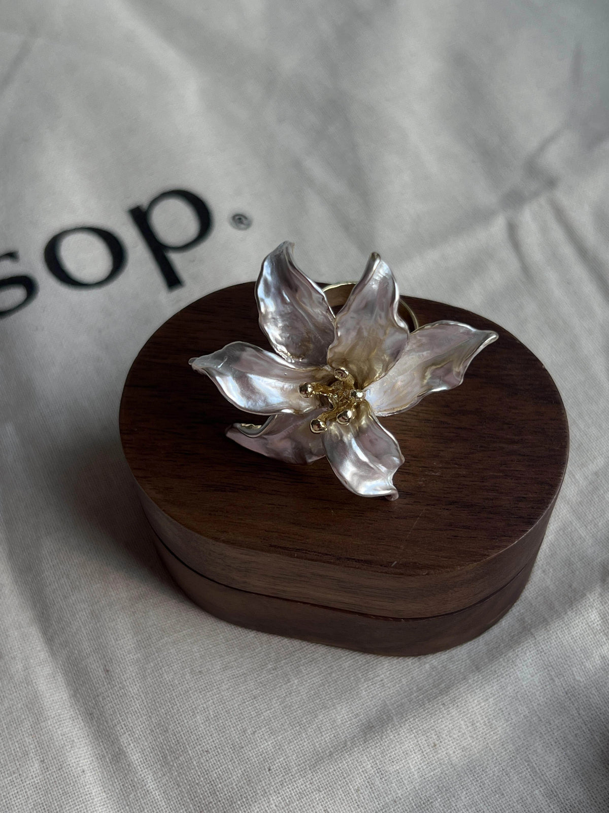 Contrasting Flower Ring [OP8BQMOT]