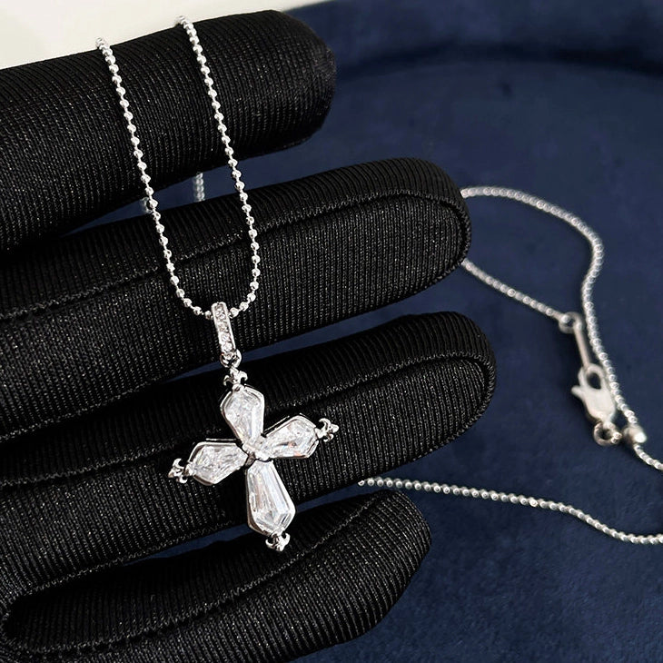 Dainty Cross Pendant Choker Necklace [UM0O4BCF]