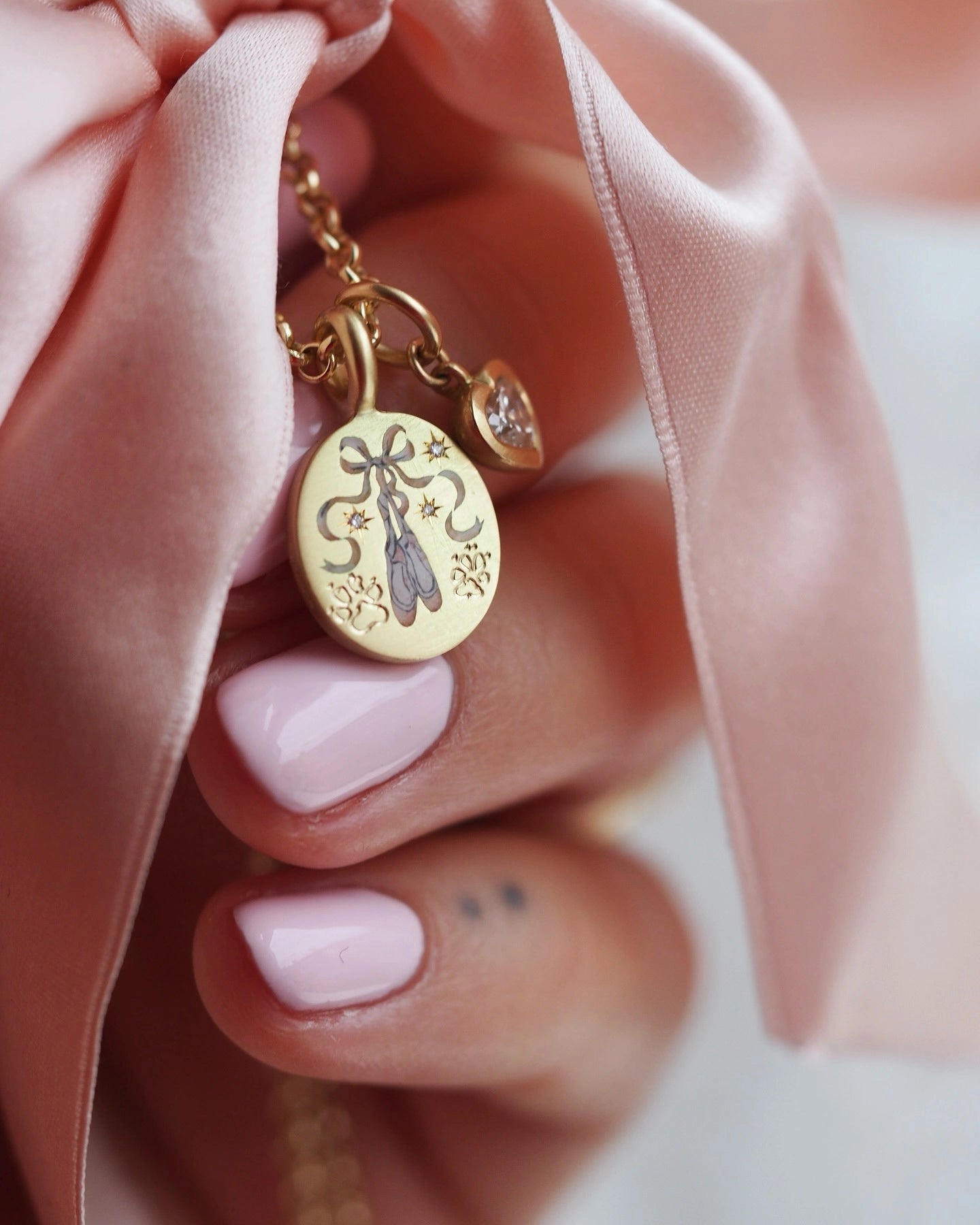 Dainty Floral and Heart Pendant Necklace [JDM1RHLC]