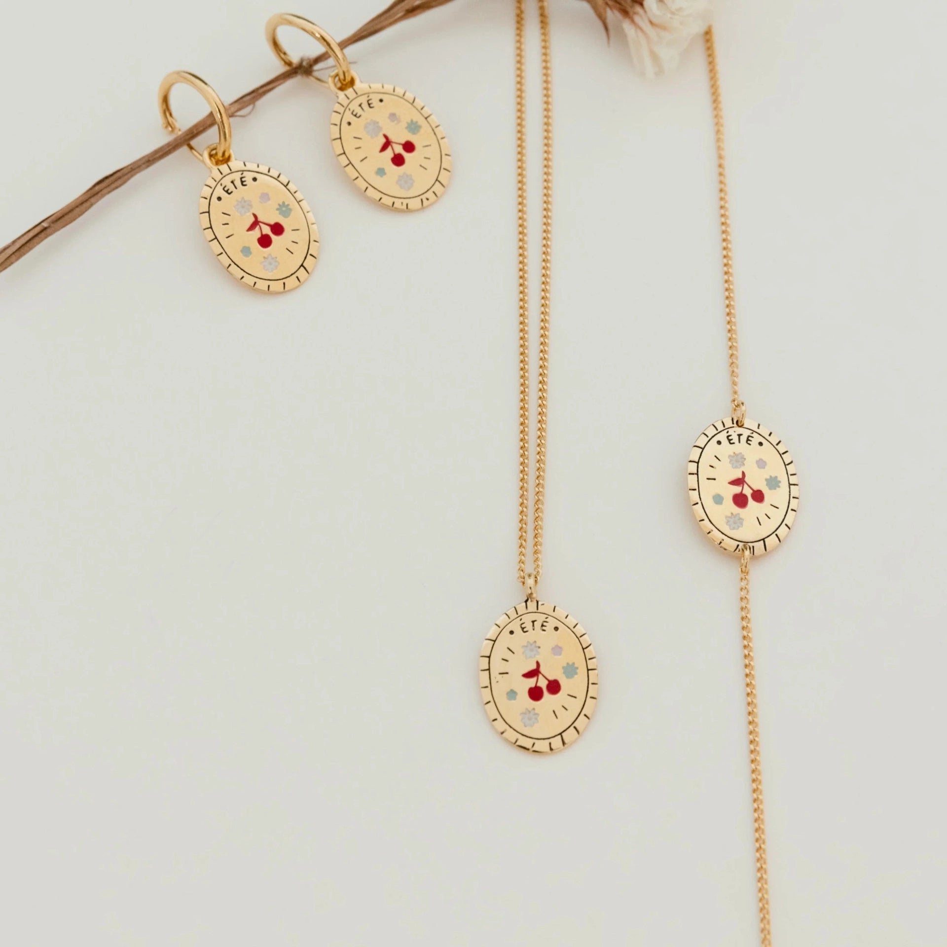 Dainty Floral Pendant Necklace [V7VOCADY]