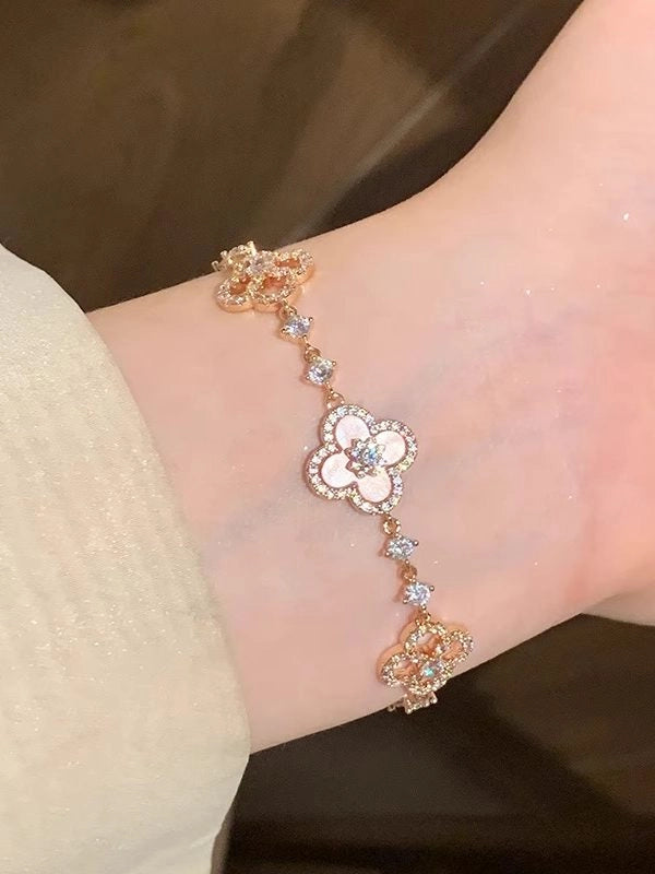 Dainty Petal Charm Bracelet [TL2S4Z61]