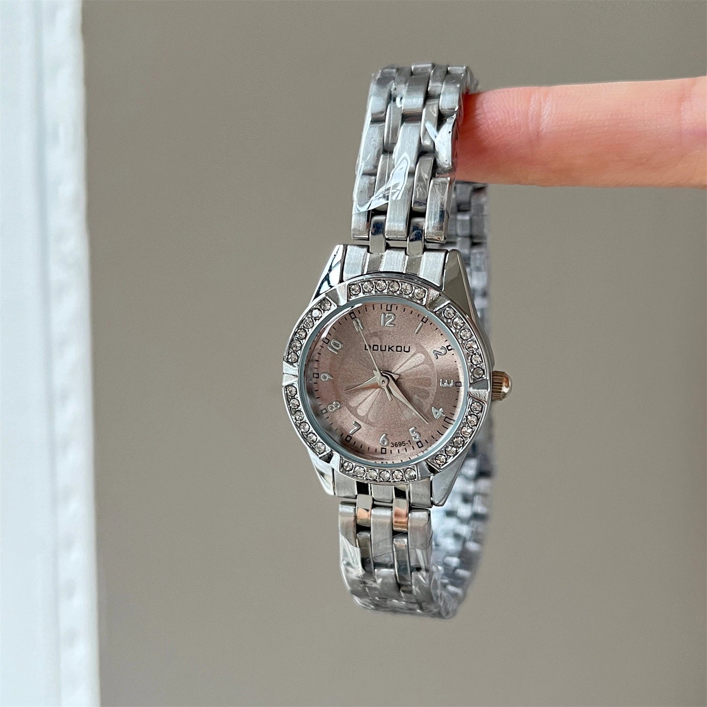 Daisy Dial Bracelet Watch [T85N0L31]