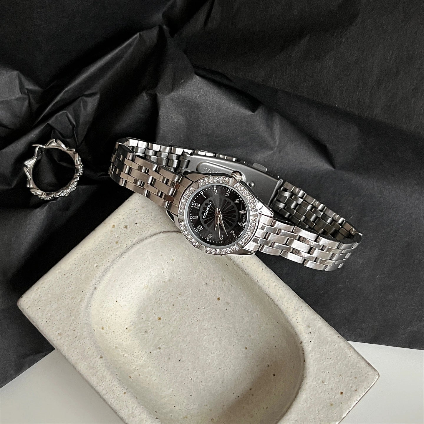 Daisy Dial Bracelet Watch [LG5U7LEW]