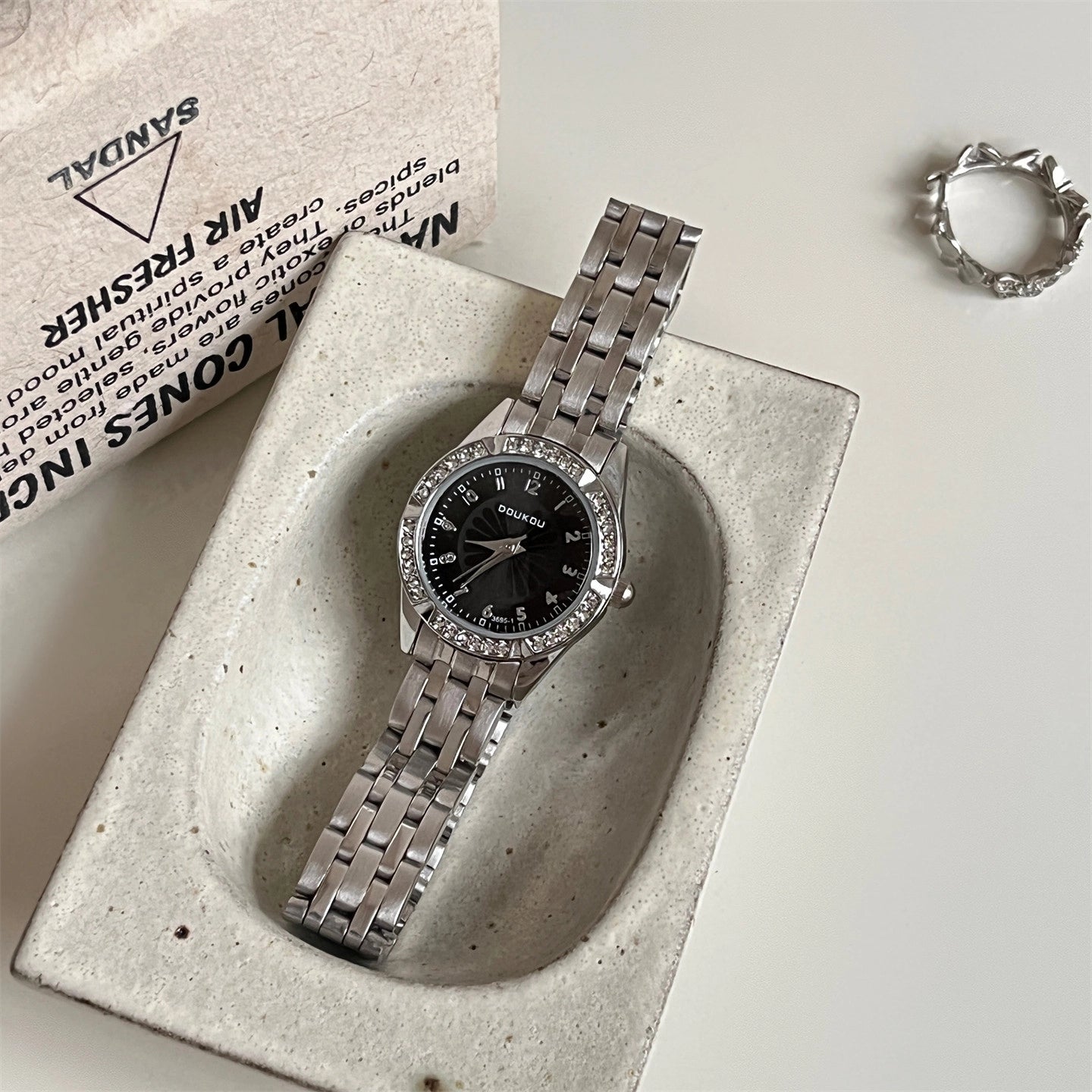 Daisy Dial Bracelet Watch [SJV5VSE7]