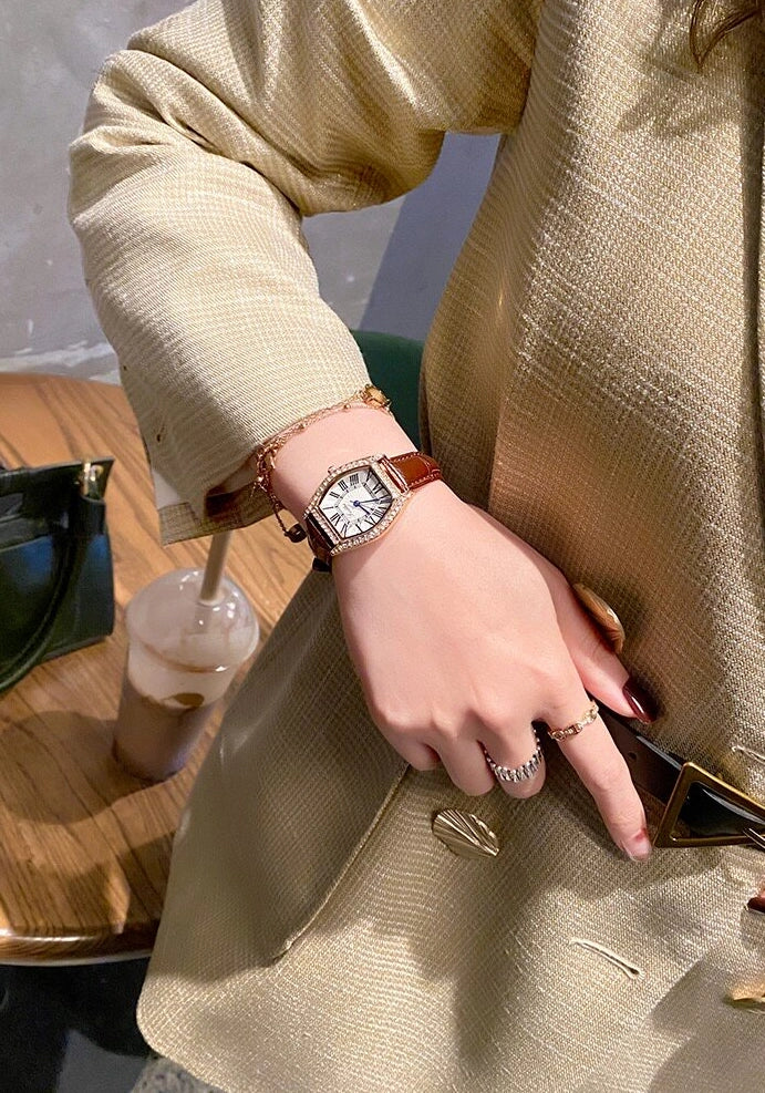 Elegant Tonneau Leather Watch [IYHKRLFU]