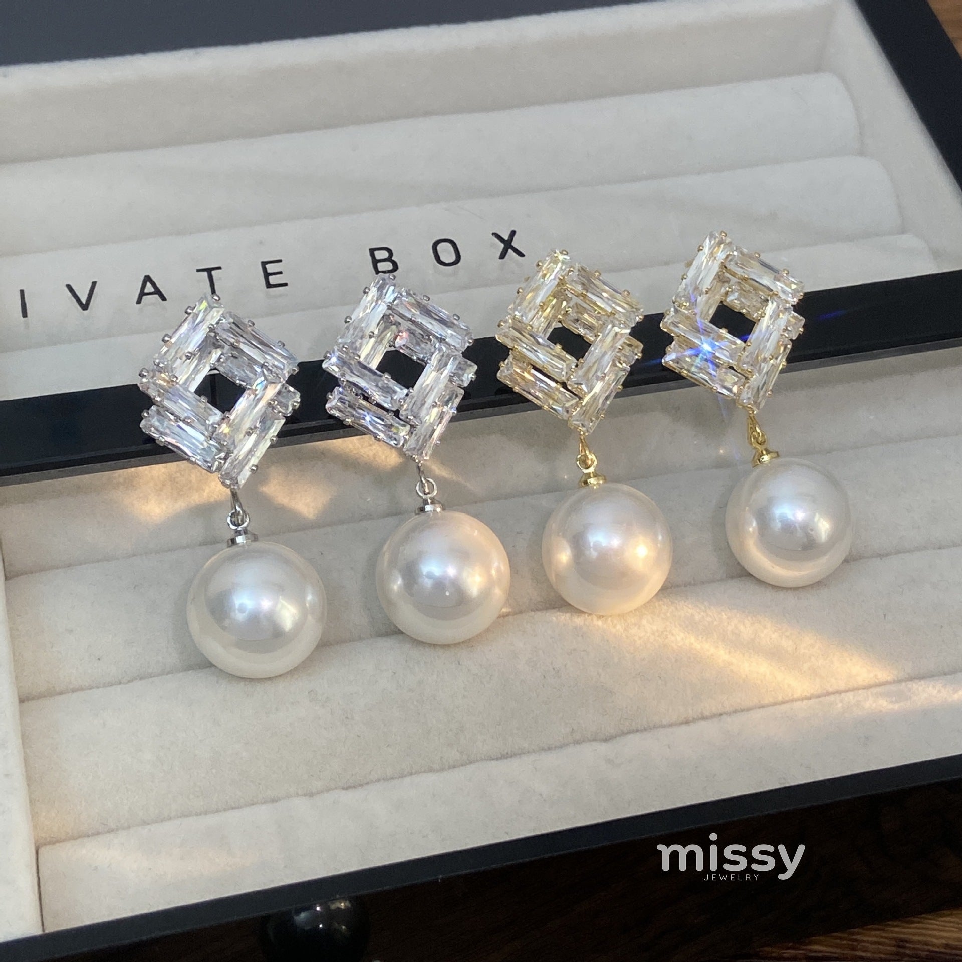 Ellee Geometric Pearl Zircon Earrings [NT57NO0A]