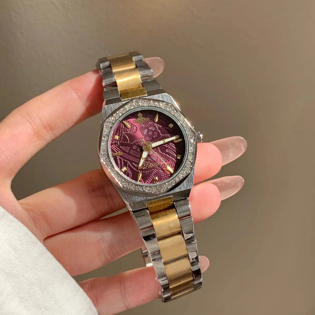 Embossed Dial Bracelet Watch [SC5K3T9B]