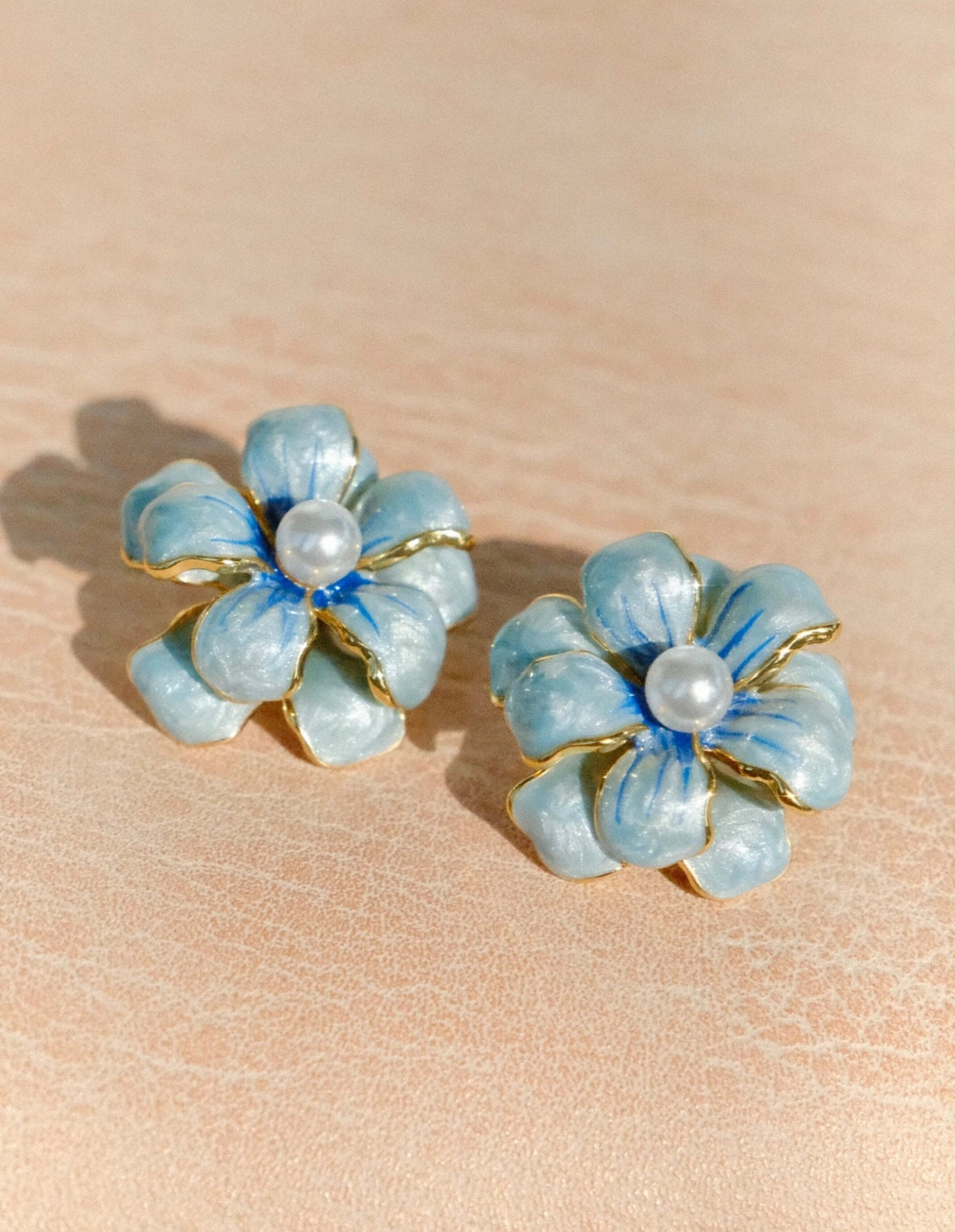 Enamel Flower Pearl Earrings [I0C5KE2G]