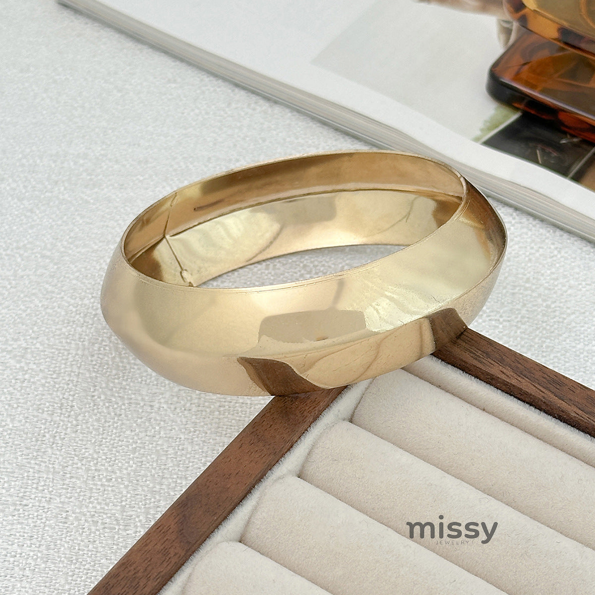 Evalee Statement Resin Bangle [XSG3N9X8]