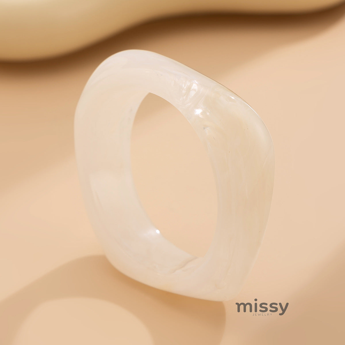 Evalee Statement Resin Bangle [NZMAB1JN]