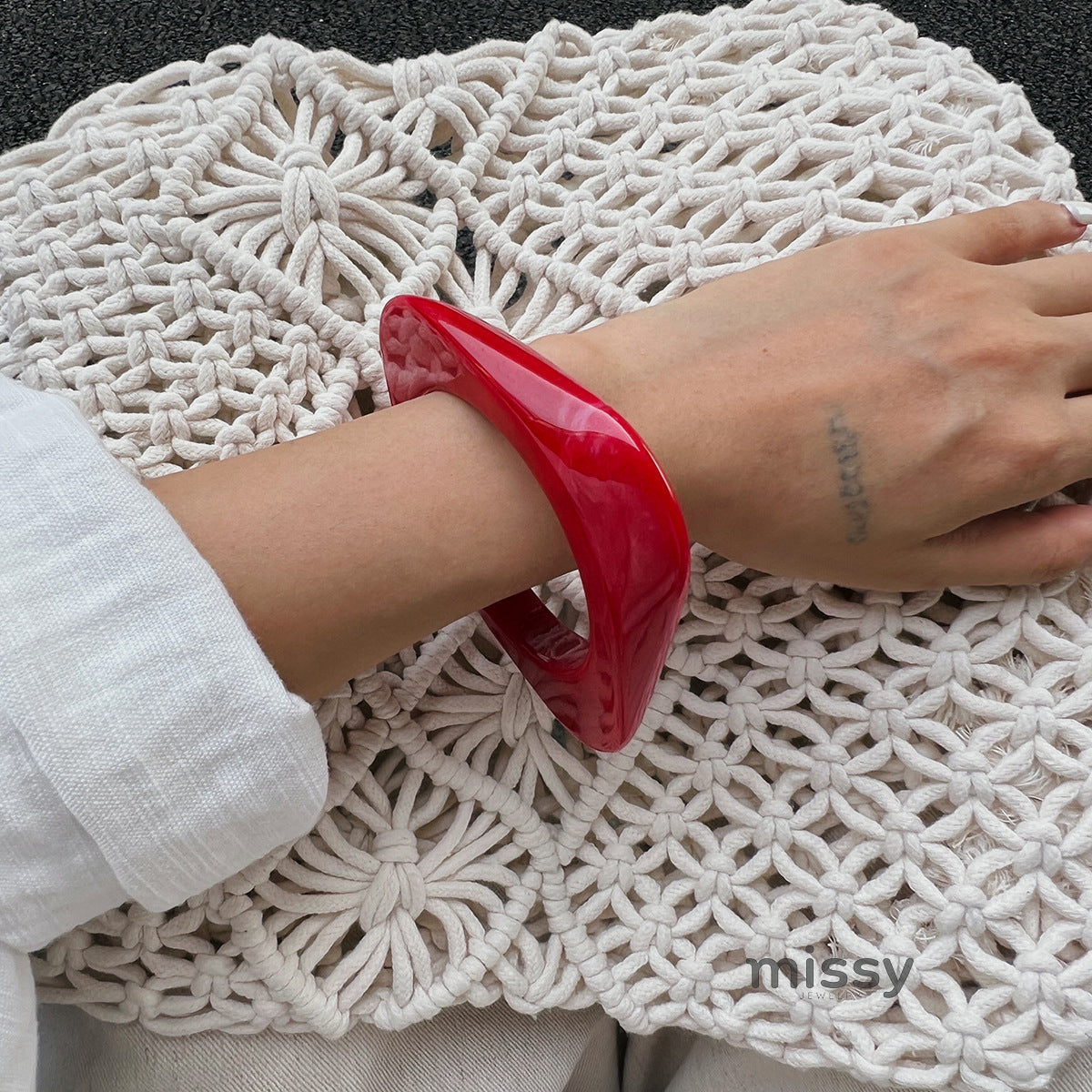 Evalee Statement Resin Bangle [3LI495VZ]