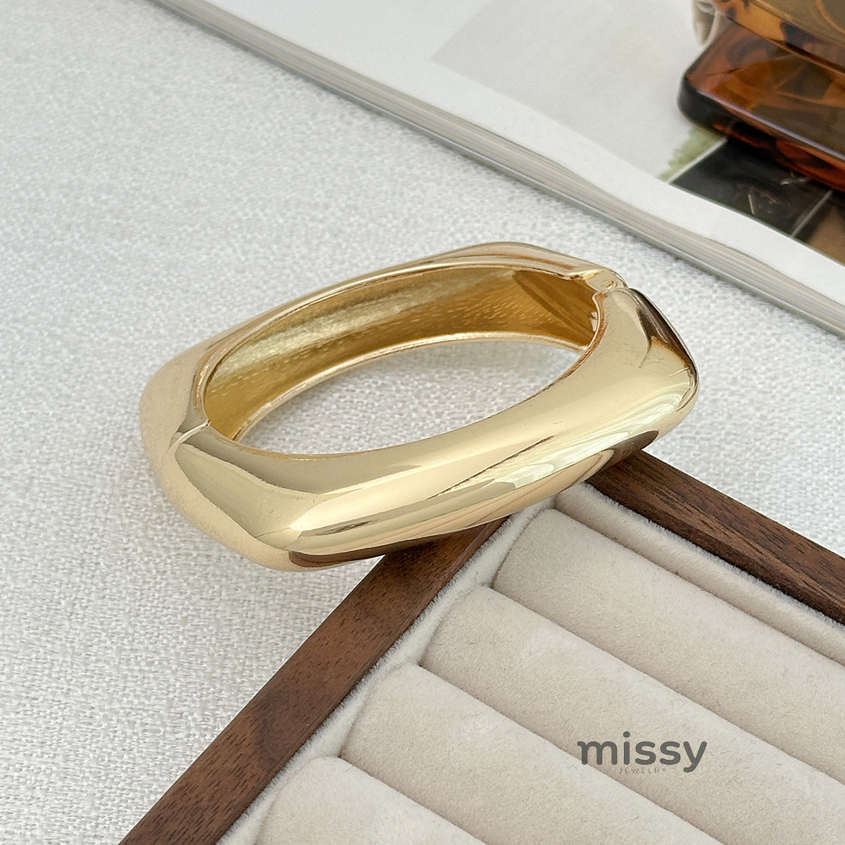 Evalee Statement Resin Bangle [NVRV80SU]