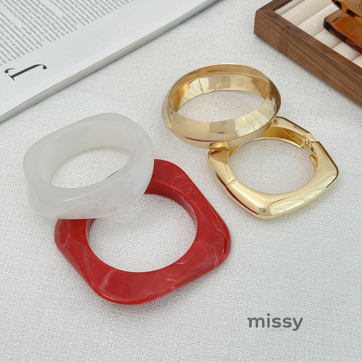 Evalee Statement Resin Bangle [NGCA9BG4]