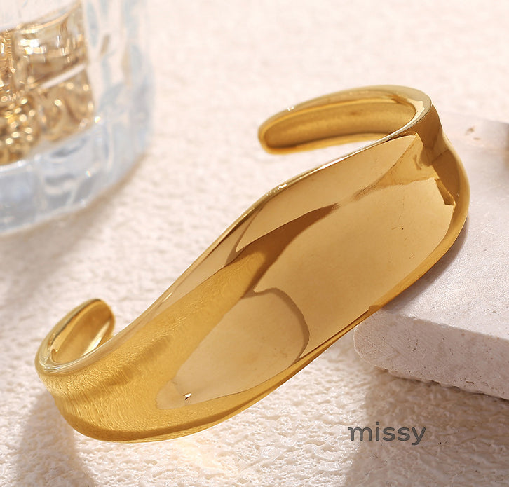 Evianna Gold Geometric Statement Cuff [BYR4MCM8]