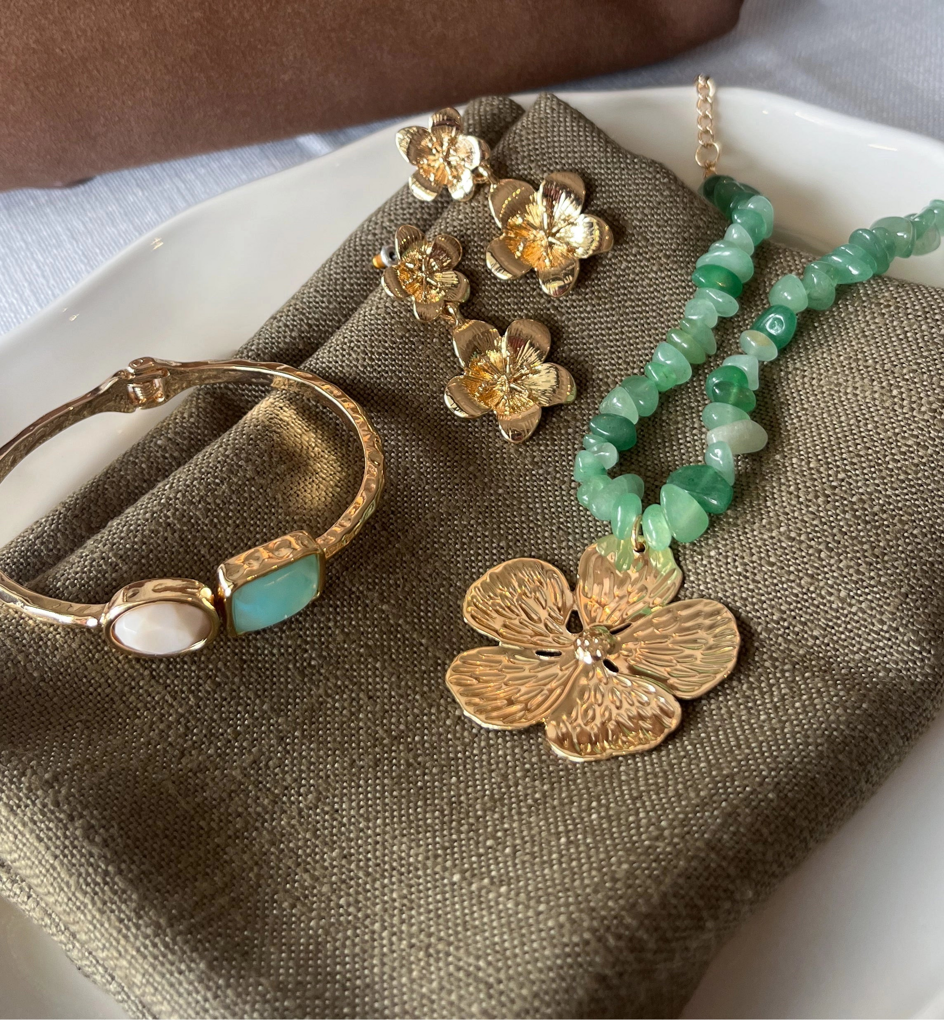 Missy Jewelry Evyn Floral Pendant Gold Necklace