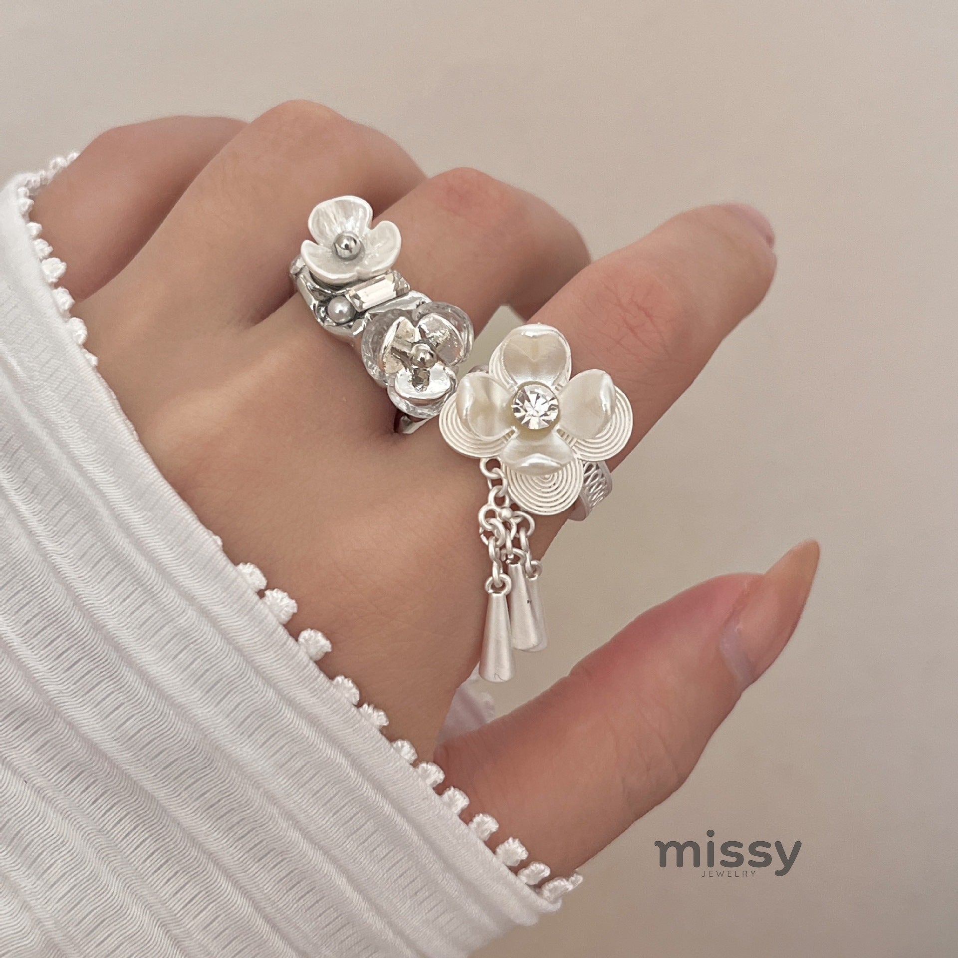 Evyn Pearl Bloom Ring [EE3Q8T24]