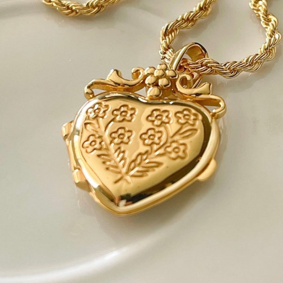 Fannie Keepsake Locket Necklace [KYRY9NLY]