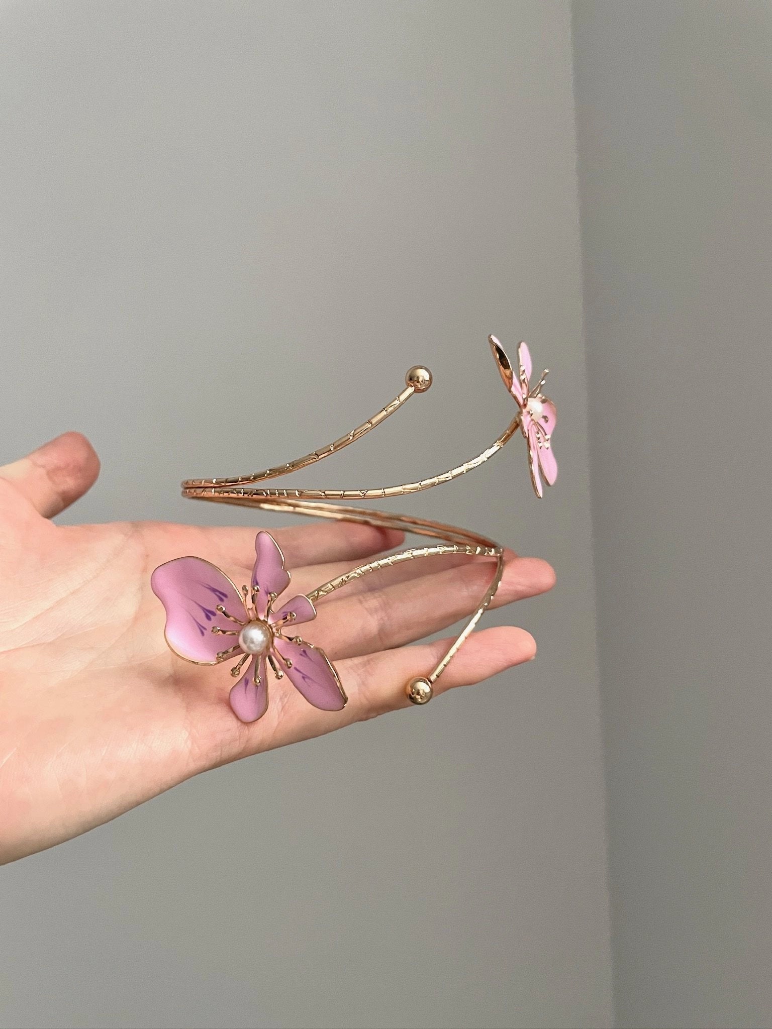 Floral Enamel Open Cuff Bracelet [V1UQ6PU2]