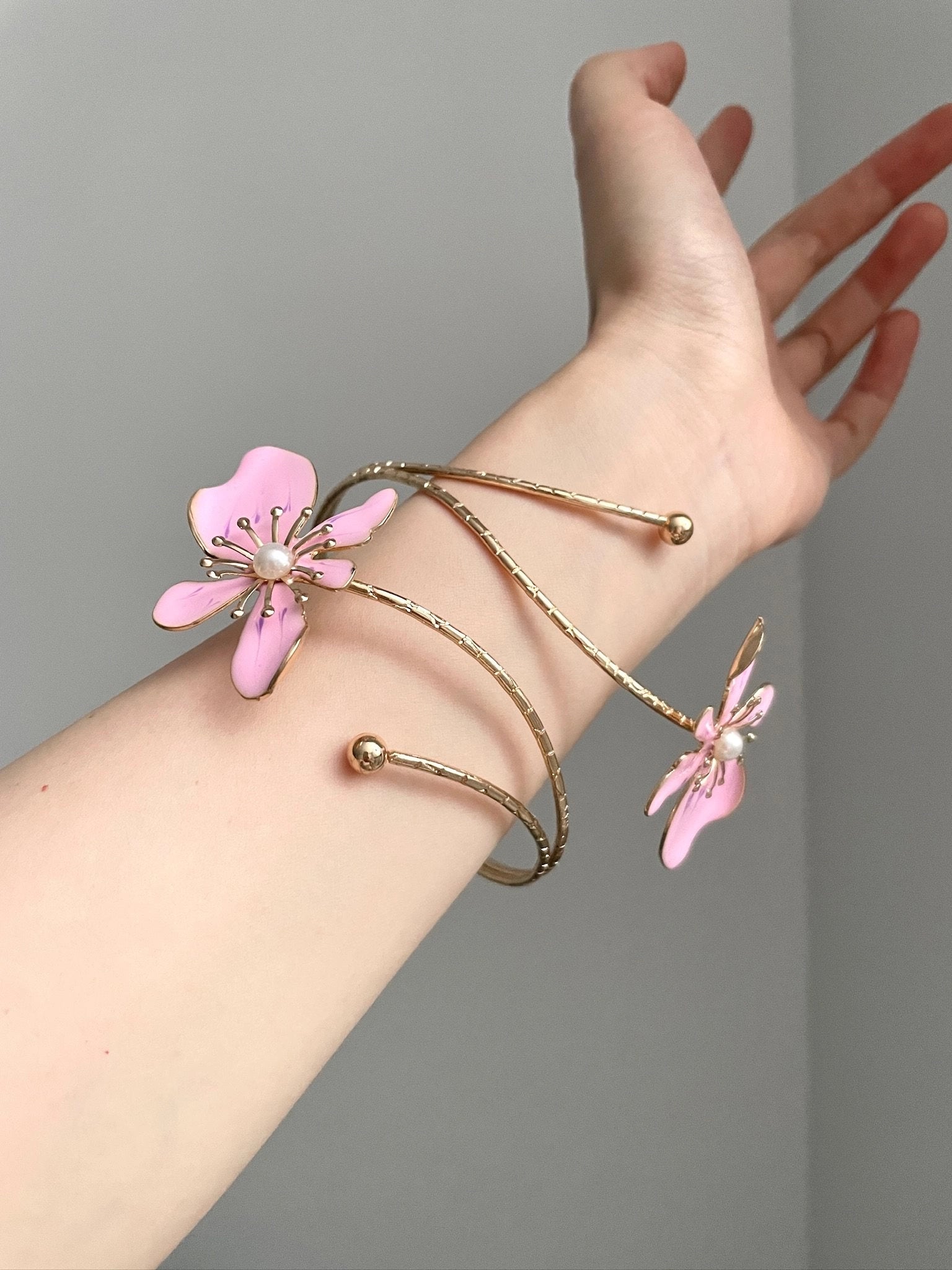 Floral Enamel Open Cuff Bracelet [FQK4QN6I]
