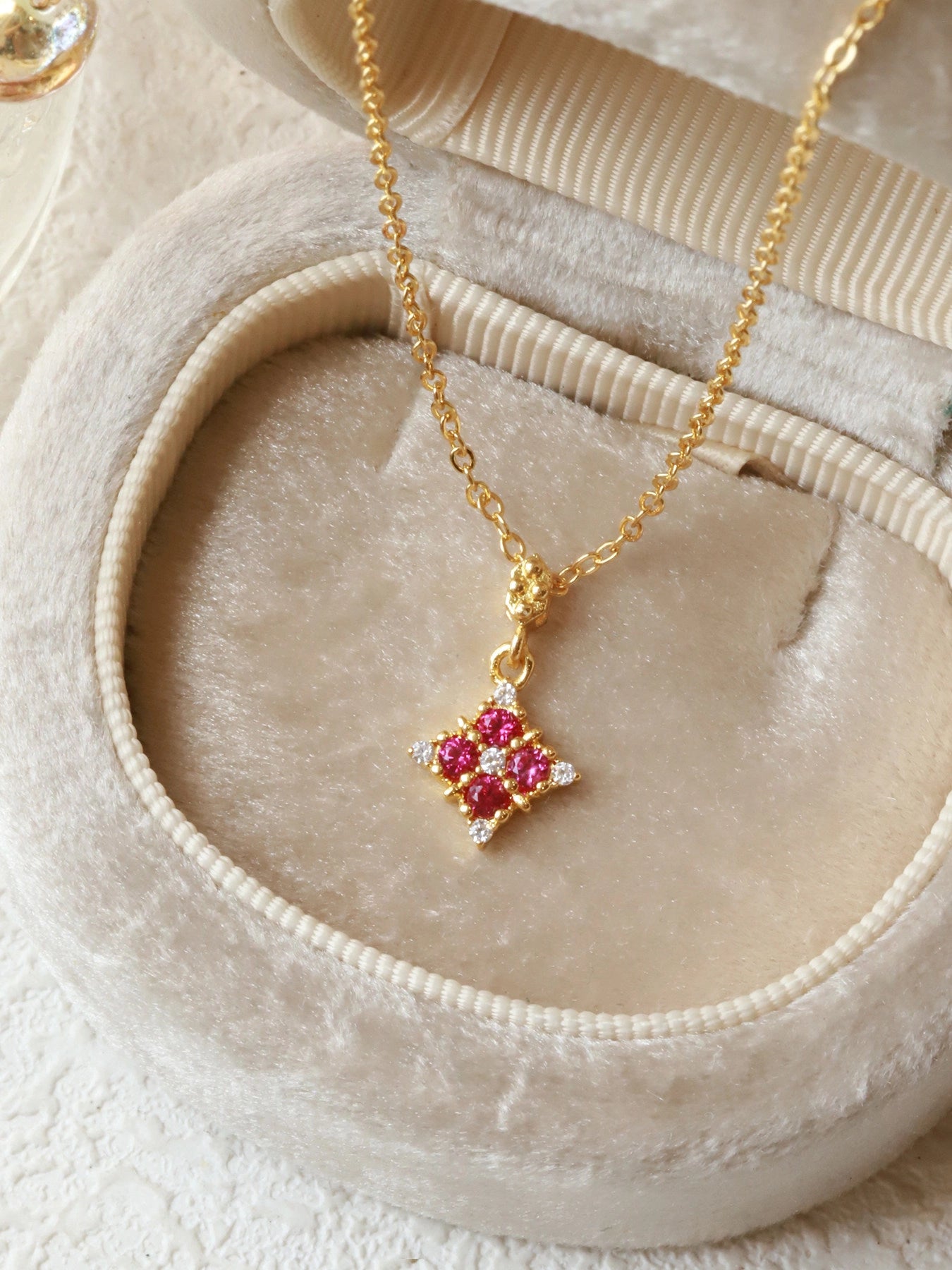 Four-Leaf Clover Pendant Necklace [UDY9UUNF]