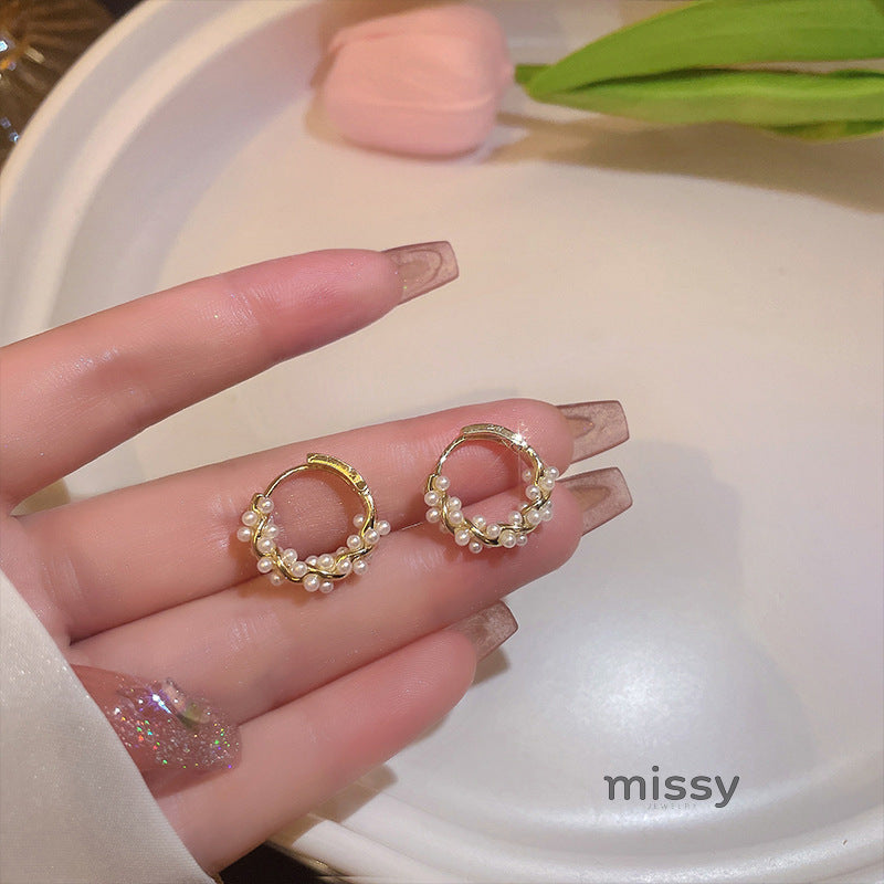 Fynlee Delicate Pearl Huggie Earrings [GG598VZC]