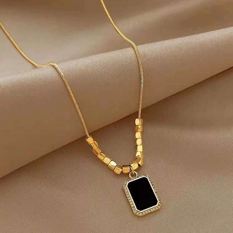 Geometric Pendant Snake Chain Necklace [CFERW1GD]