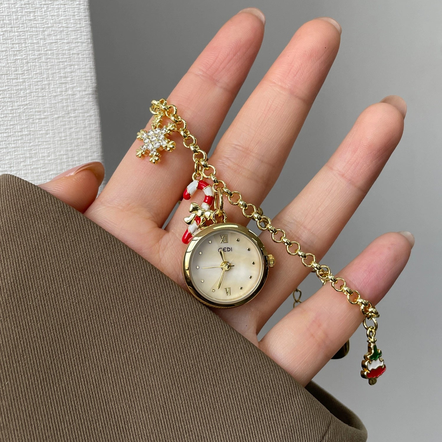 Gold Bracelet Watch with Delicate Dial [VZ5S43V2]