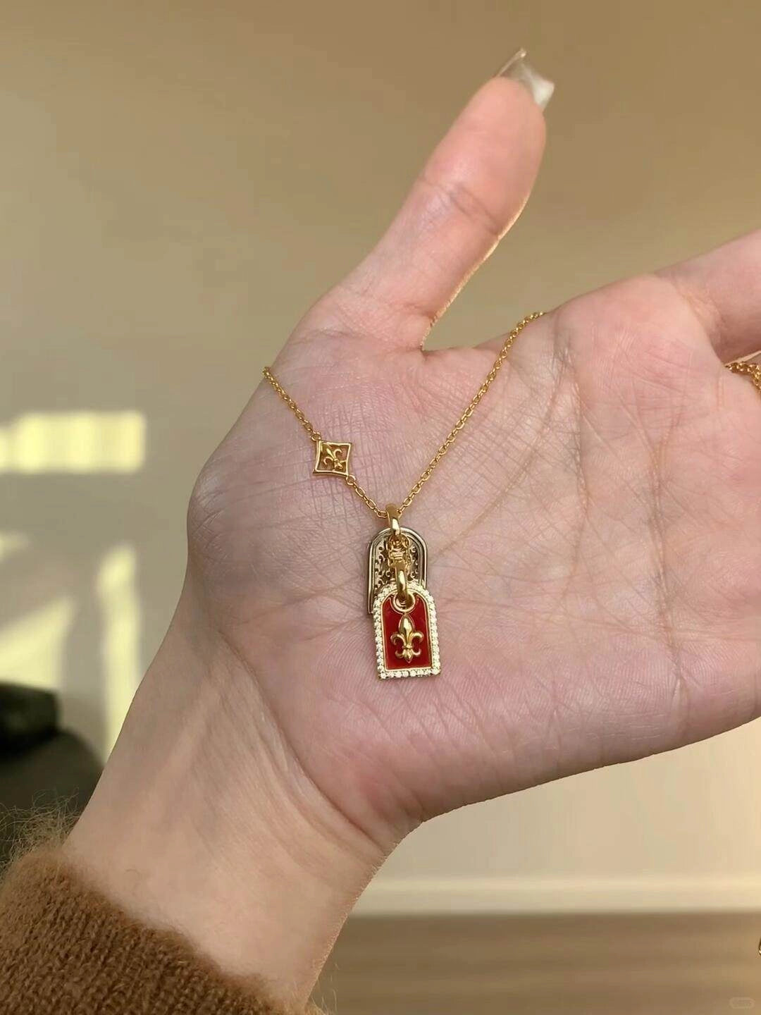 Gold-Plated Iris Flower Pendant Necklace [M69EI6C3]