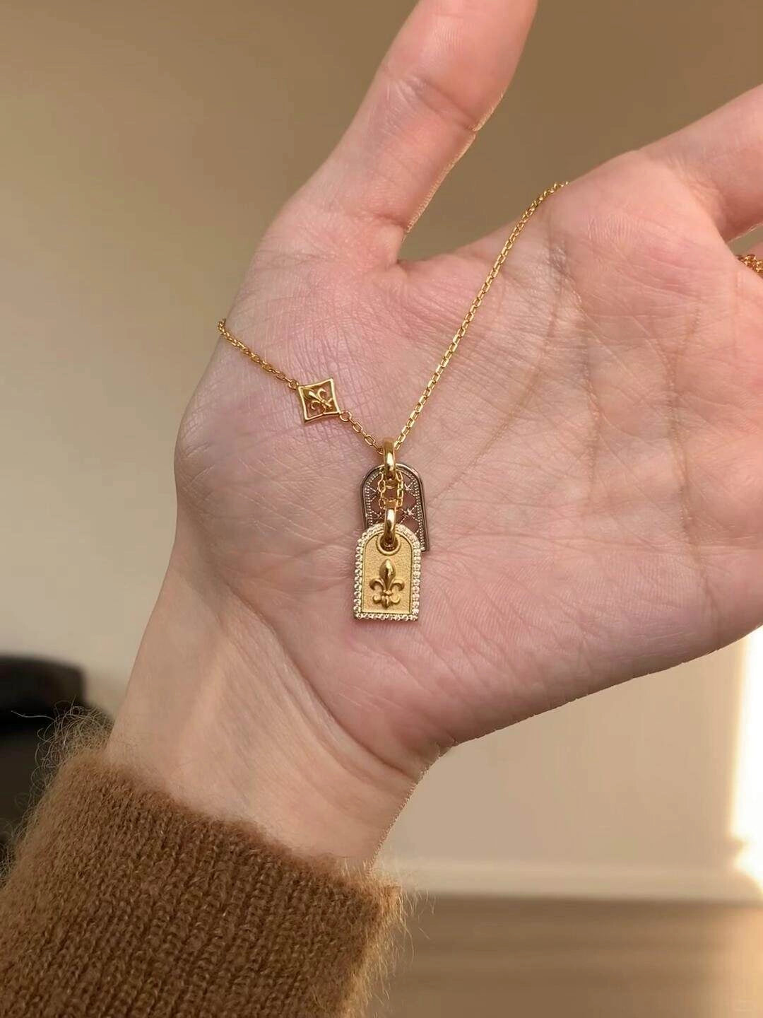 Gold-Plated Iris Flower Pendant Necklace [M69EI6C3]