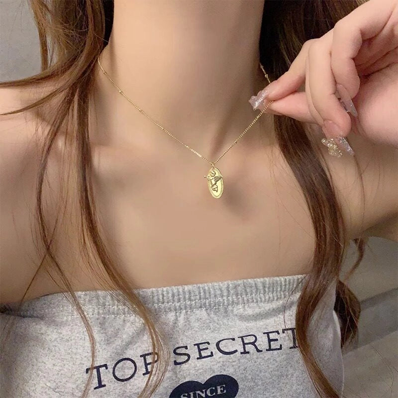 Gold Portrait Pendant Necklace [L1V0XKFS]