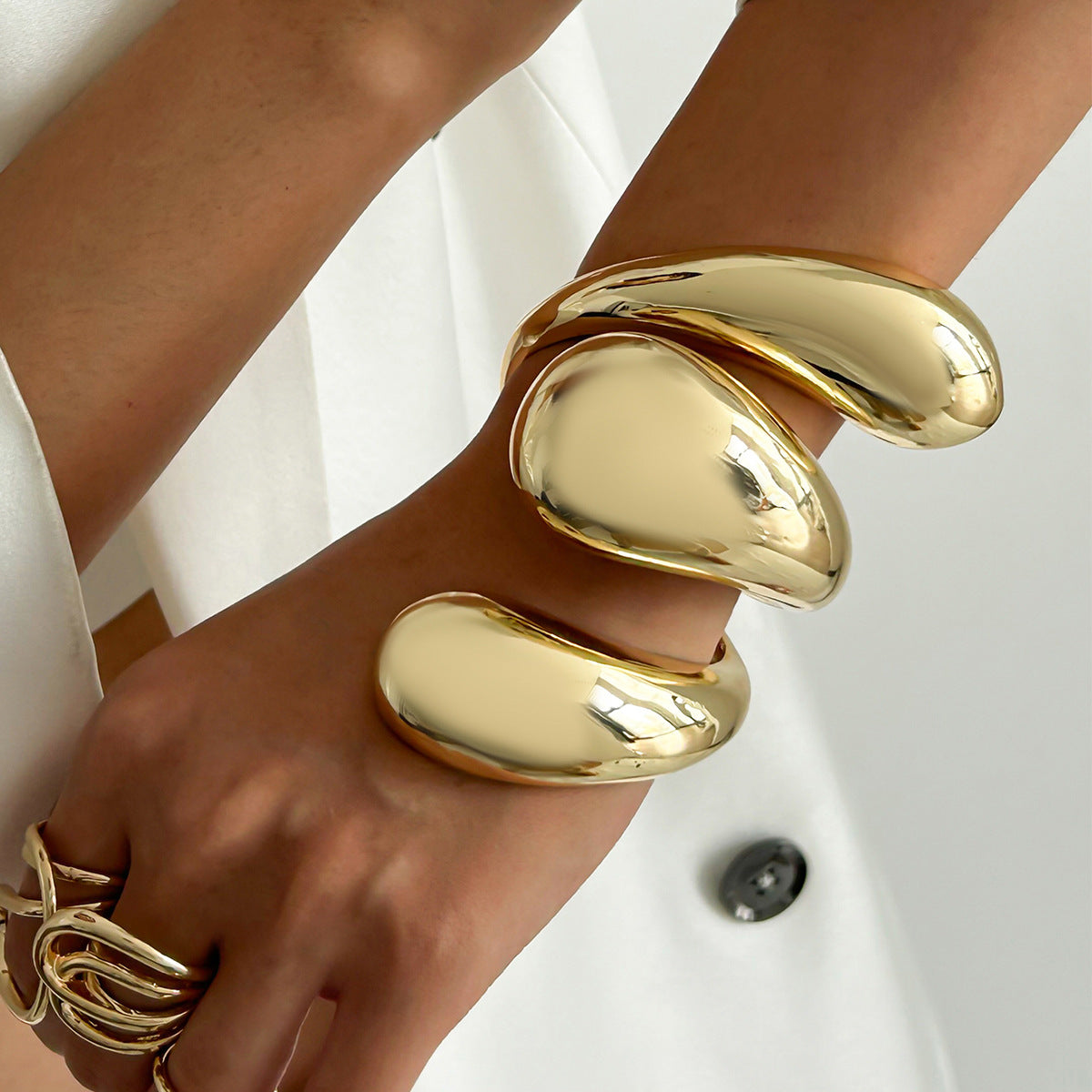 Gray Sculptural Teardrop Cuff [M2VR7P96]