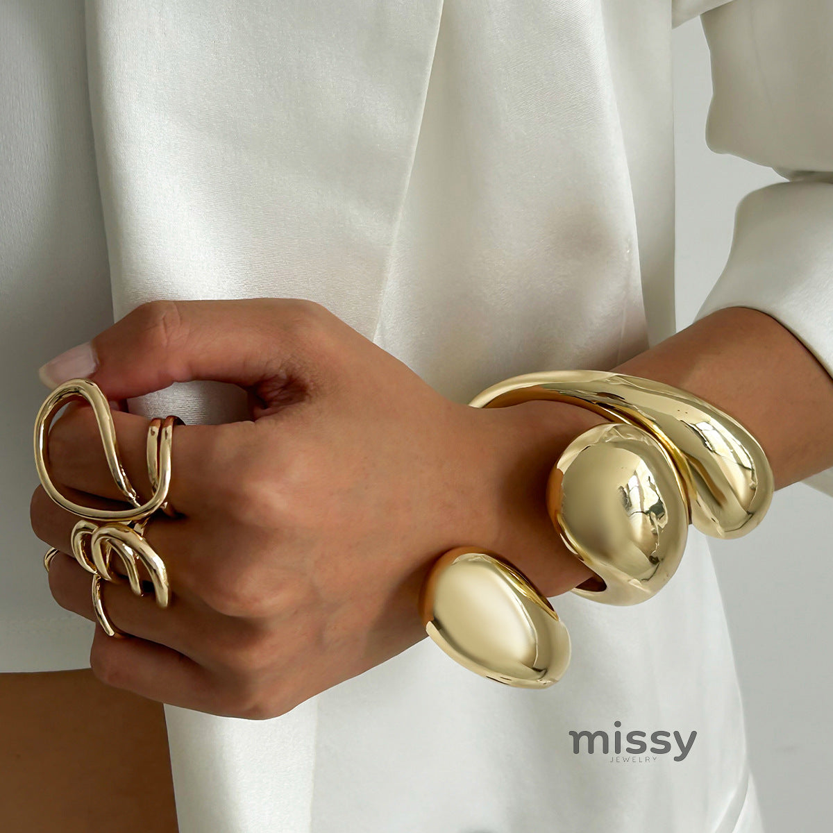 Gray Sculptural Teardrop Cuff [G3BFU8KI]