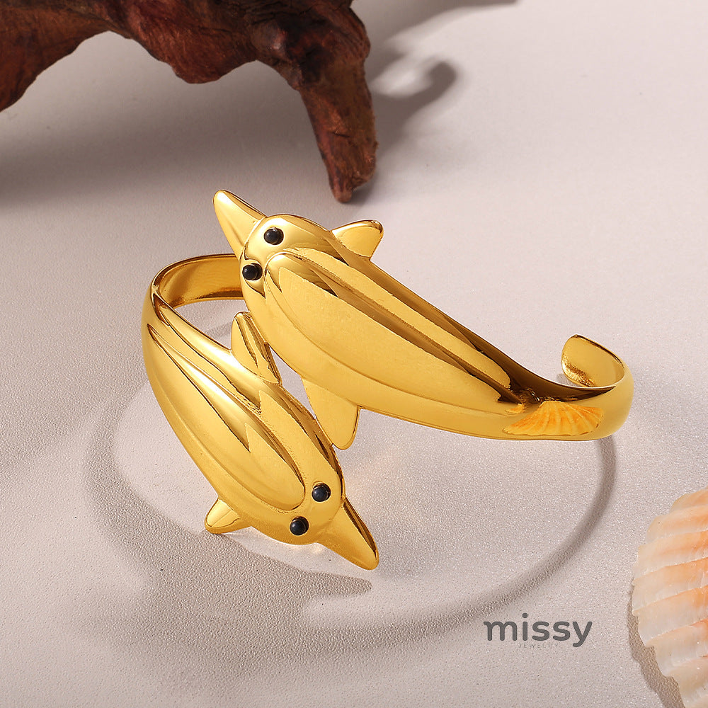 Hadlee Sculpted Fish Cuff [HGTU88KJ]