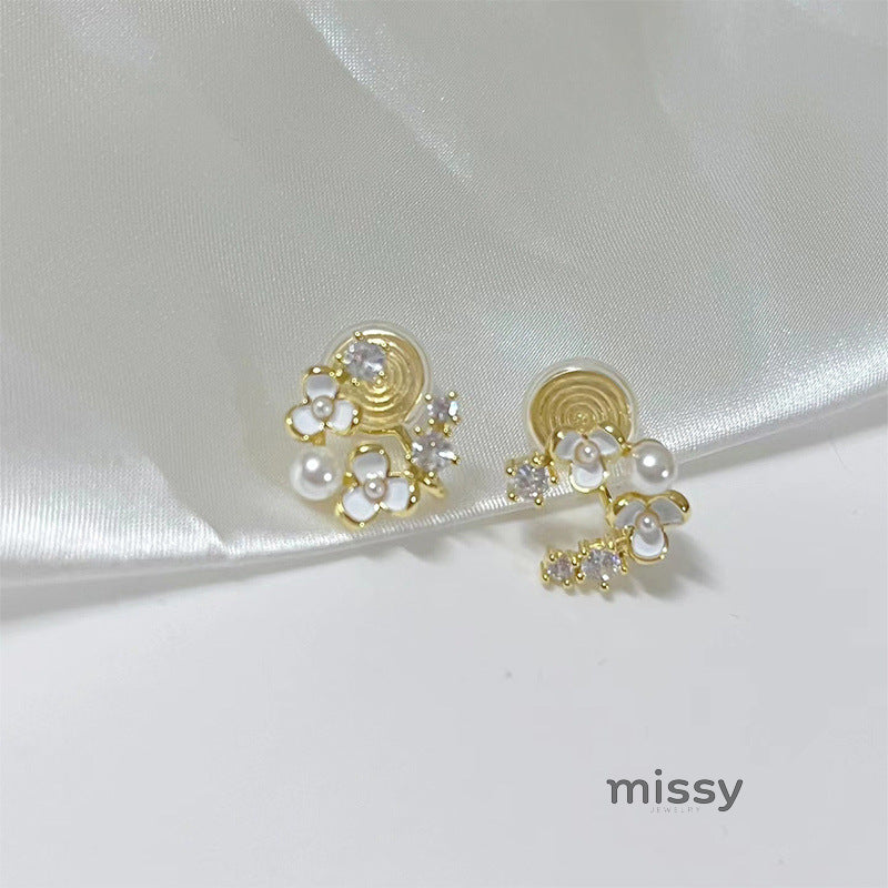Harlan Camellia Pearl Earrings [62USW2VR]