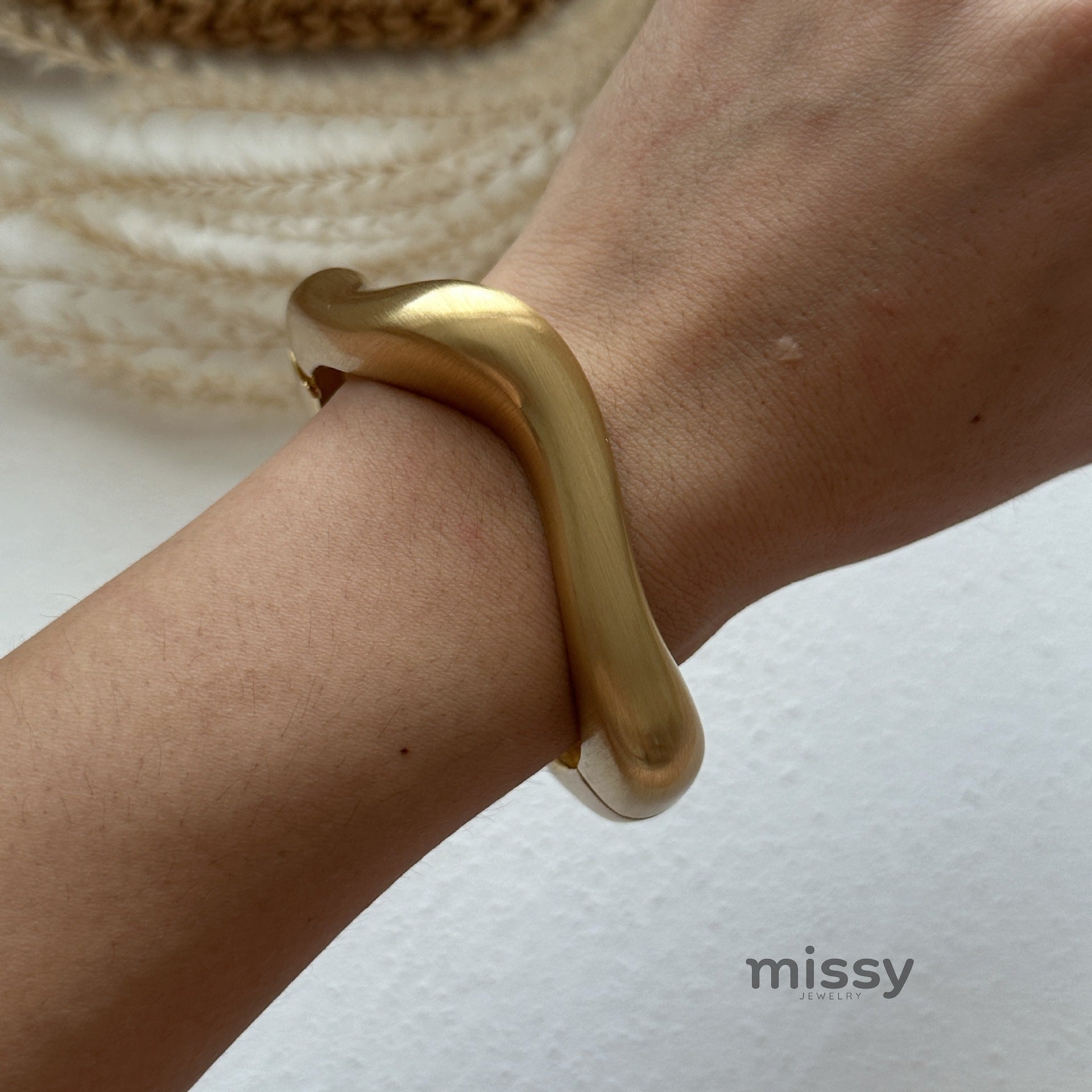 Harmonii Enamel Cuff Bracelet [F3F7JJBX]