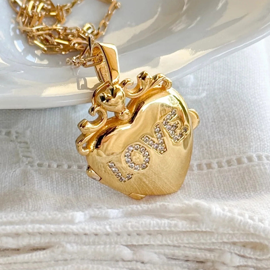 Heart and Oval Locket Necklaces [QT52I5G9]