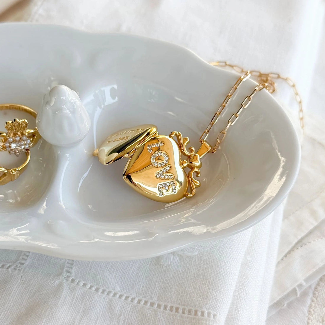 Heart and Oval Locket Necklaces [QT52I5G9]