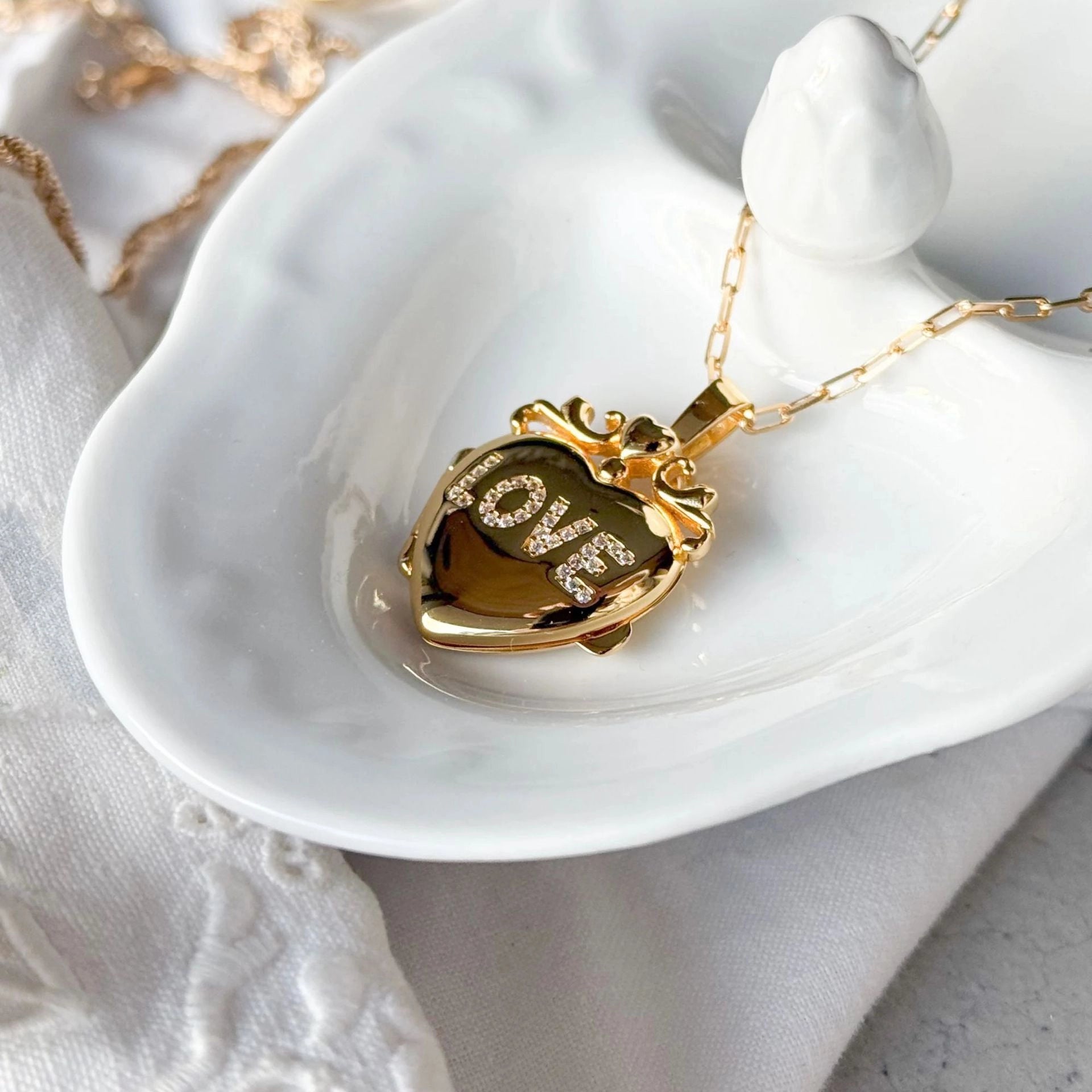 Heart and Oval Locket Necklaces [X2RG7V9M]