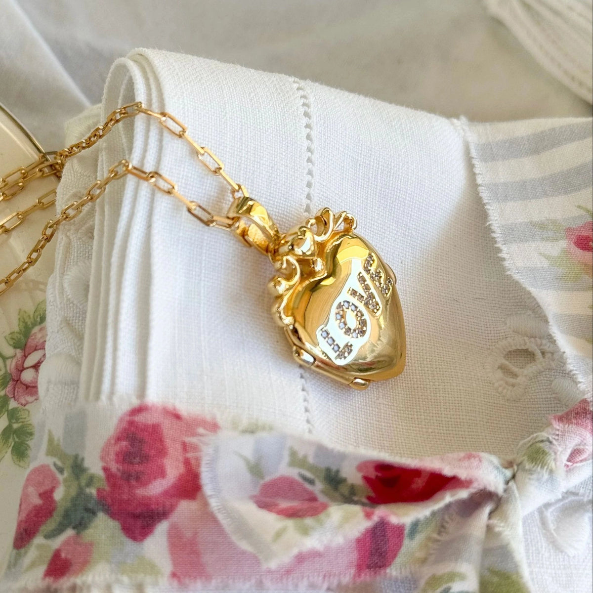 Heart and Oval Locket Necklaces [5WMB3VKY]