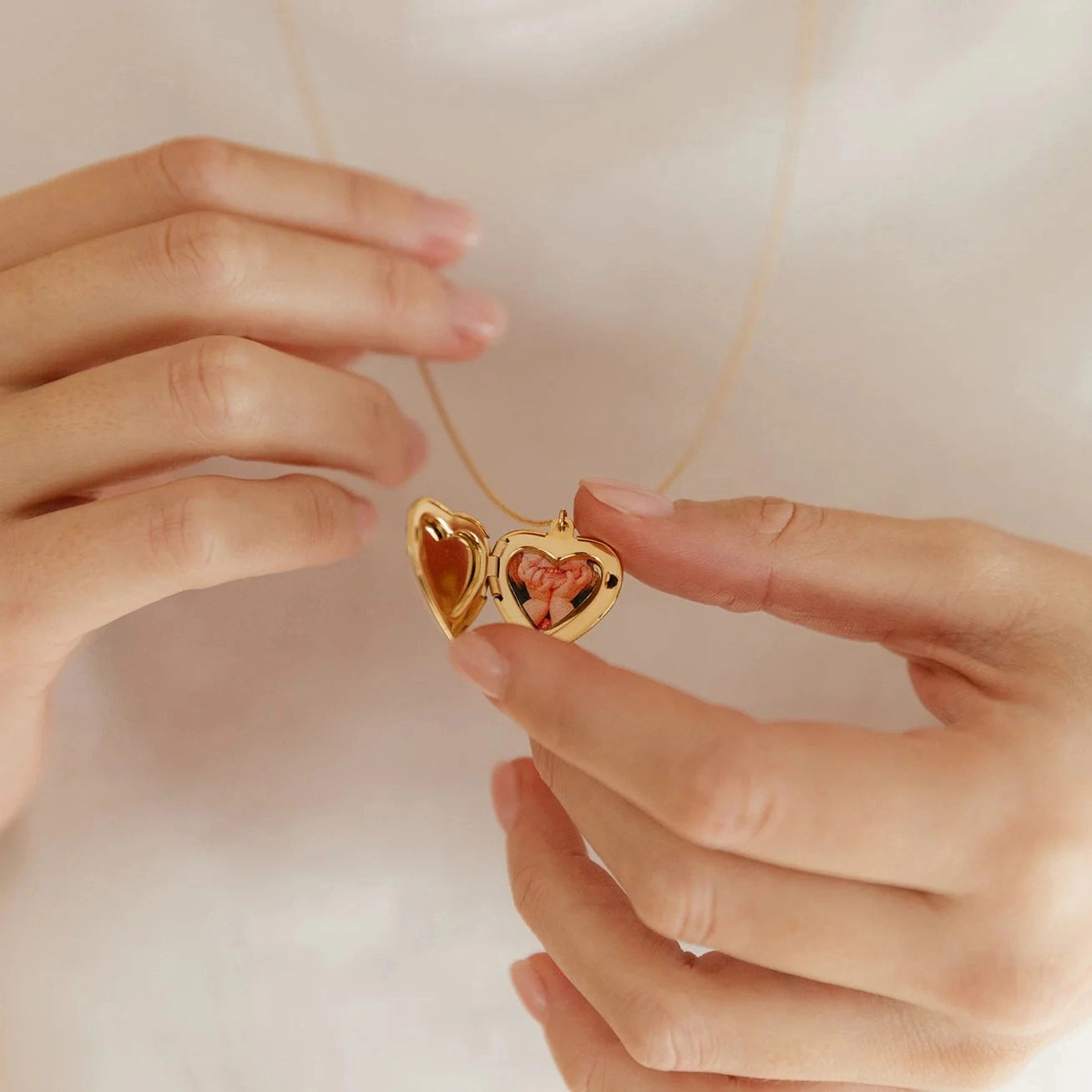 Heart Locket Pendant Necklace [UIB9SENZ]