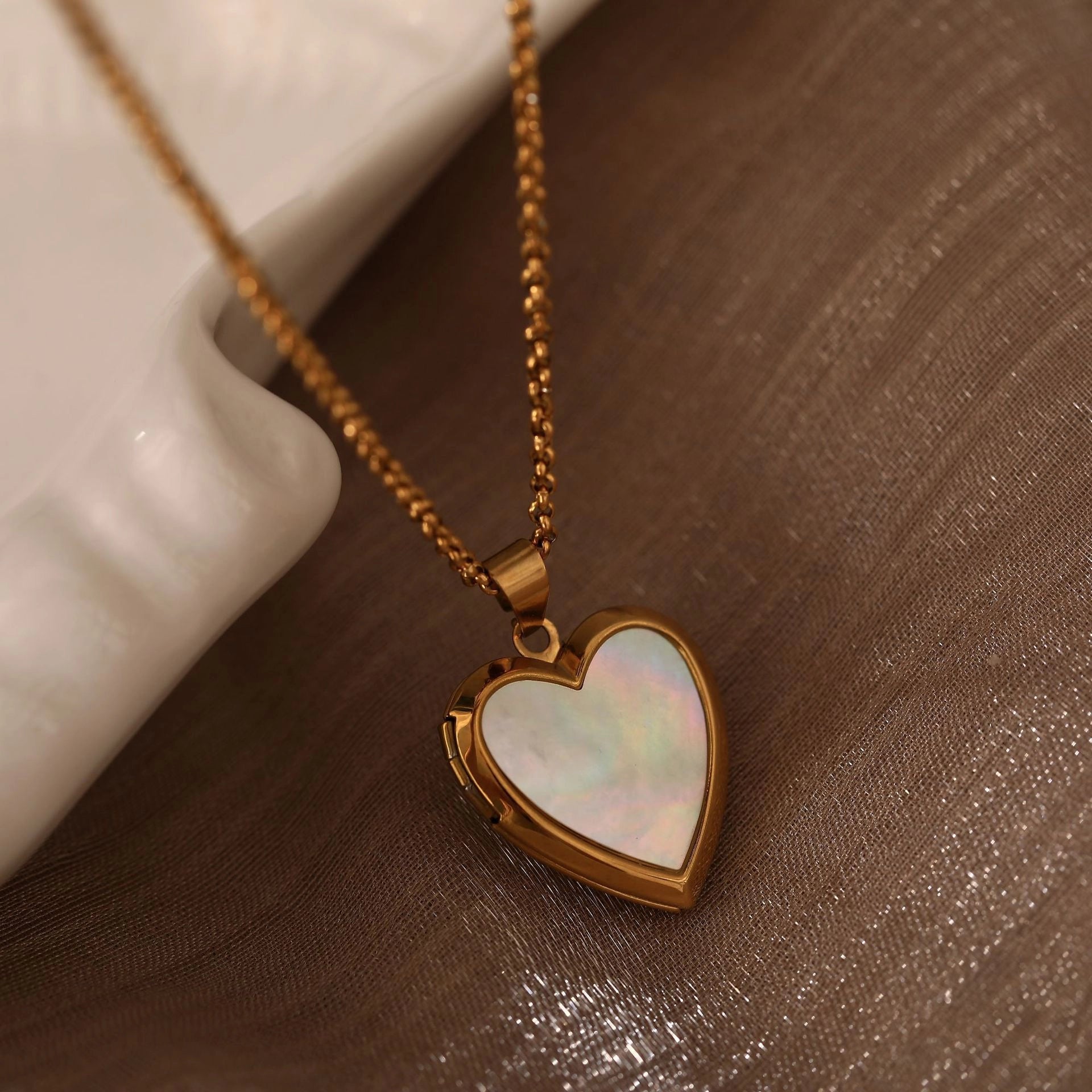 Heart Shell Locket Pendant Necklace [IF1LSI2K]