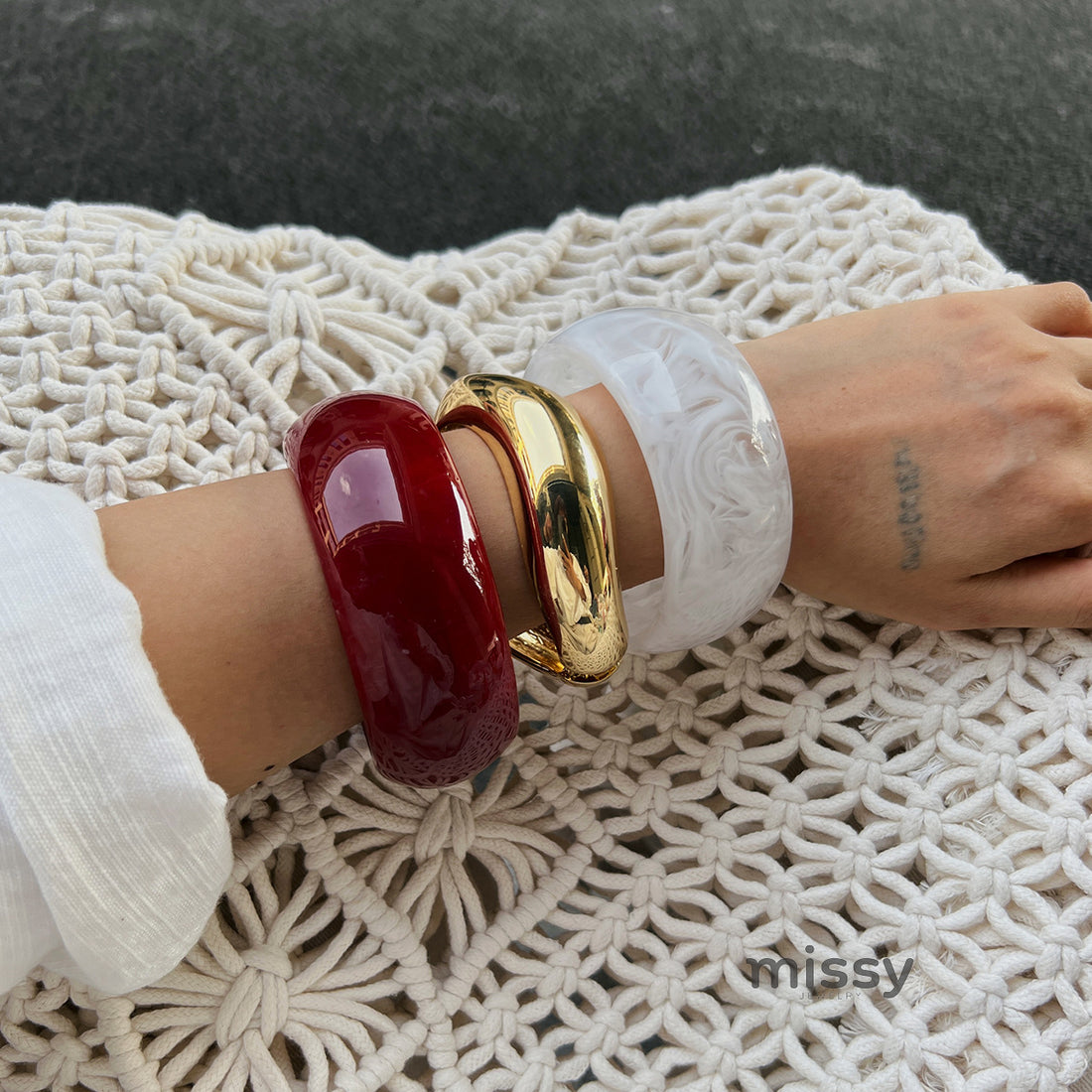 Helene Asymmetric Glossy Resin Bracelet [GWWE70QA]