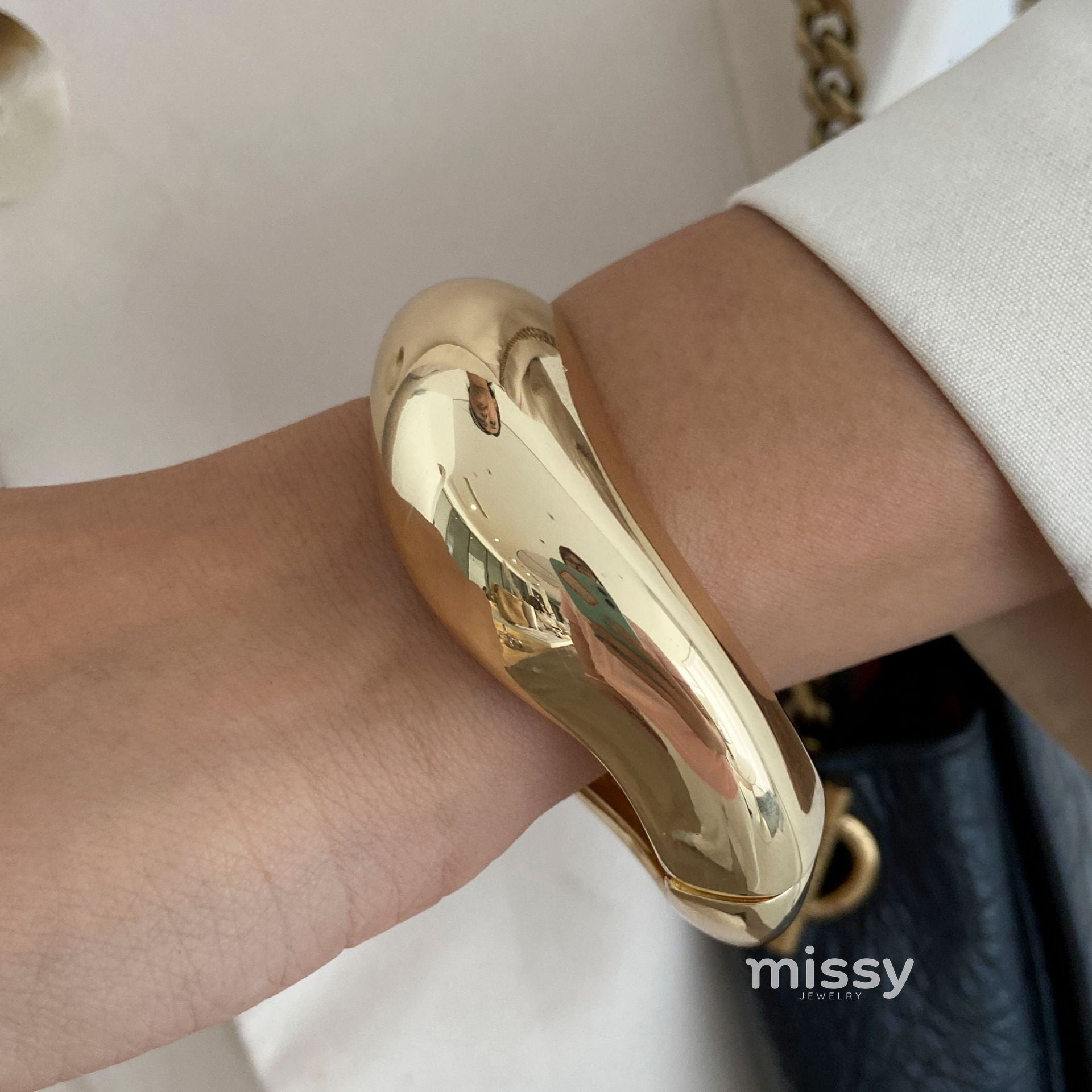 Helene Asymmetric Glossy Resin Bracelet [H3BL26AV]