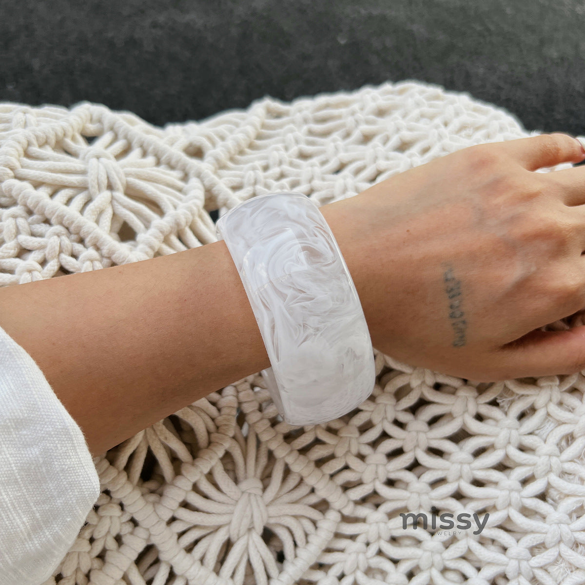 Helene Asymmetric Glossy Resin Bracelet [G7SAI16V]