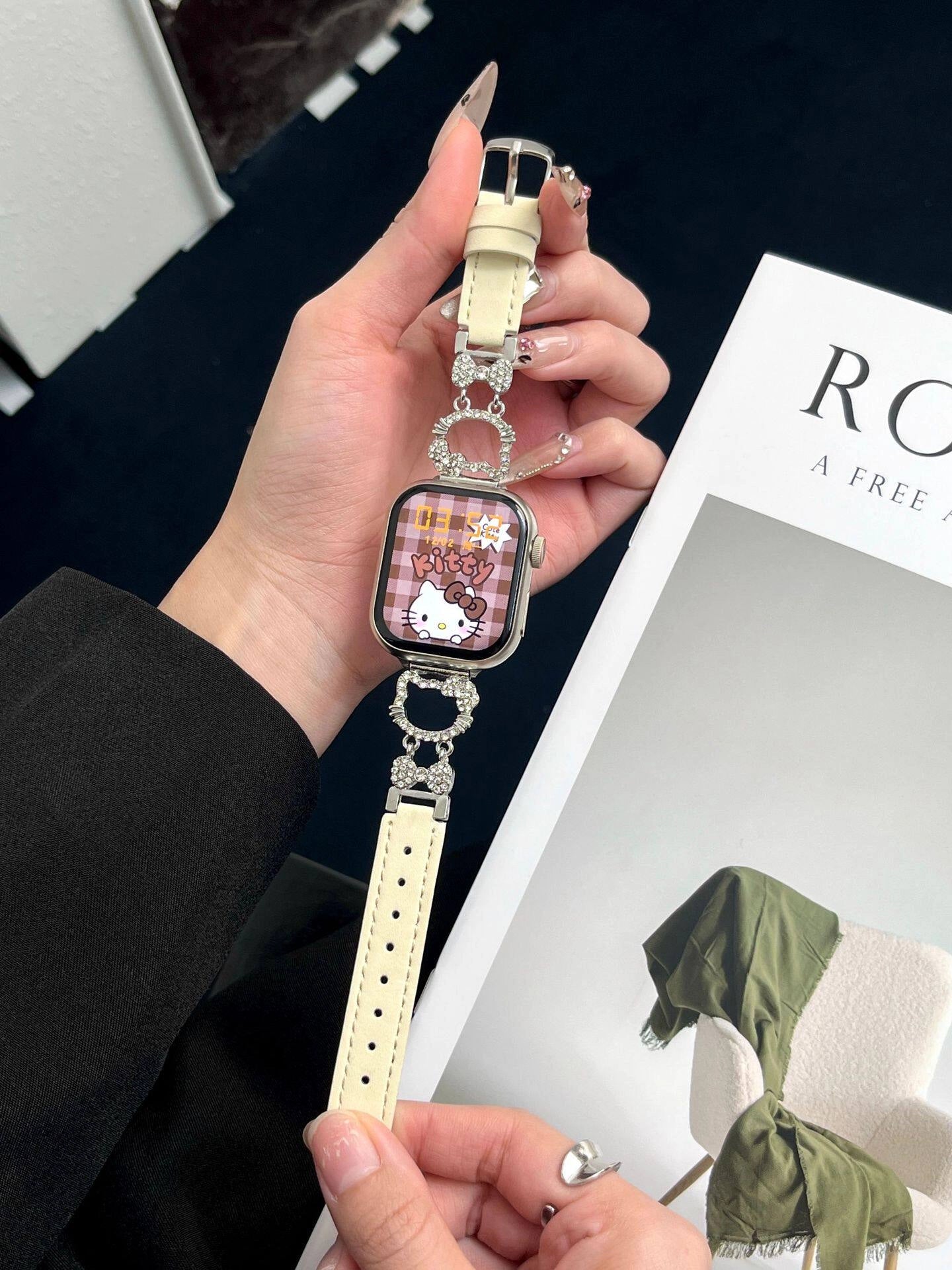 Hello Kitty Embellished Watch Strap [KPQOMXNZ]