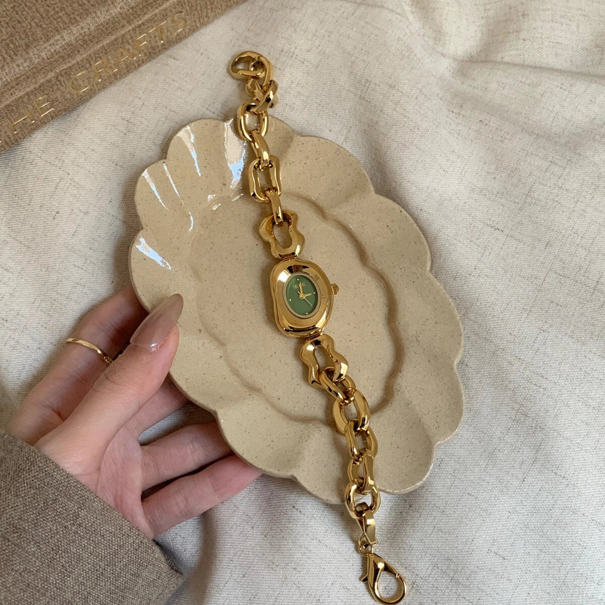 Irregular Hollow Bracelet Watch [LRW5XLRF]