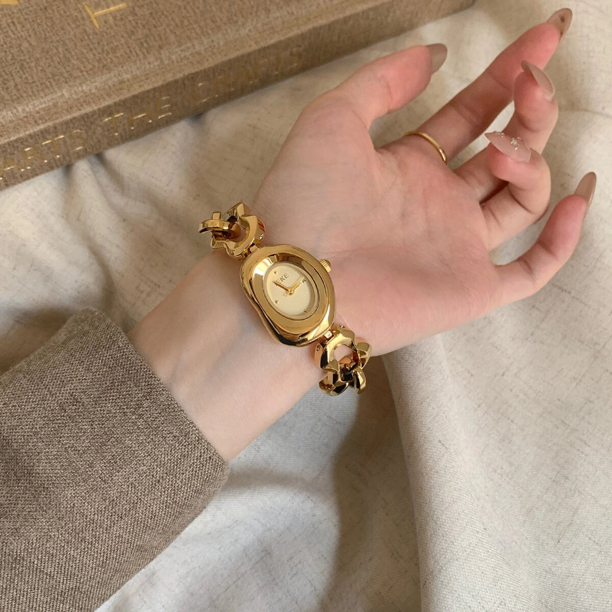 Irregular Hollow Bracelet Watch [2DY2ALNP]